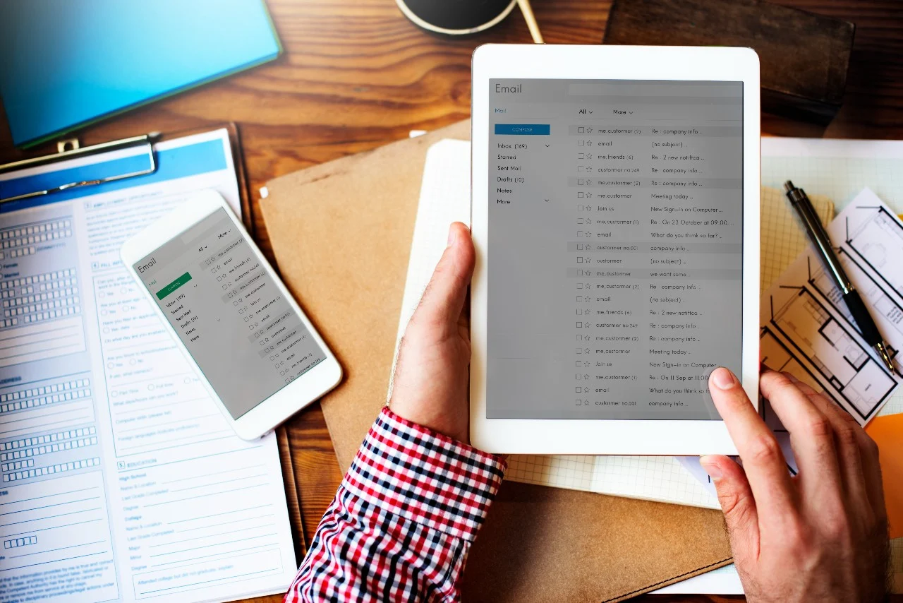 Smartphone en tablets met e-mails